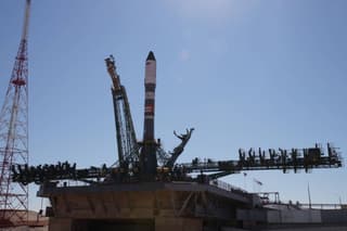 Стоит, готов: космический грузовик «Прогресс МС-28» — уже на стартовой площадке Байконура