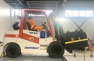 Un poco de magia: en Cheboksary probaron con éxito un cargador con brazo en Z capaz de levantar hasta 1200 kg