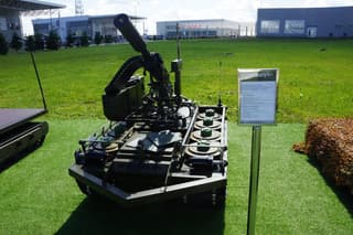 “And the machines rose from the ashes of nuclear fire”: The “Courier” robot attacks the enemy with machine guns and a grenade launcher