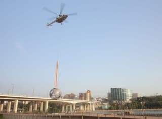 El helicóptero Mi-8AMT entregó el objeto de arte "Planeta del Amor" en Rostov del Don