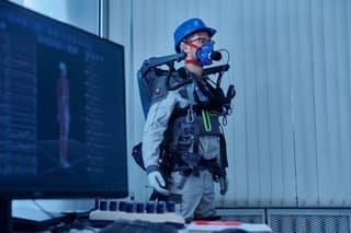 Ayudarán a levantar 60 kg: ROSNANO lanza la producción en serie de exoesqueletos para la industria