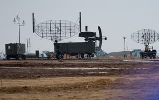 Construir refugios de hormigón armado y derribar balística: cómo proteger los aeródromos militares de los UAV y los misiles