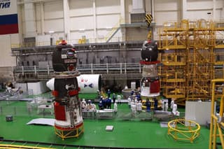En Baikonur conectaron la nave "Soyuz MS-26" con el compartimento de transición: foto