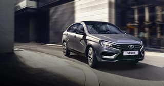 AvtoVAZ continúa almacenando LADA Vesta en la территории del fábrica