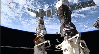 Los "Soyuz" rusos esperan sus misiones en el aparcamiento espacial cerca de la ISS - video