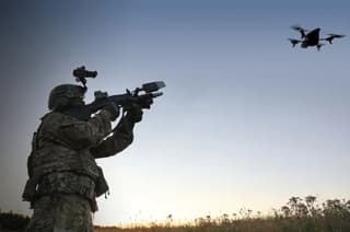 La necesidad agudiza el ingenio: artesanos populares transformaron un fusil Kalashnikov en un lanzagranadas manual