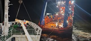 El buque de emergencia "Akademik Nikolái Strakhov" es remolcado a Múrmansk tras una avería del motor en el mar de Kara