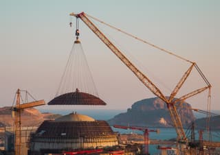 Una grúa de la empresa germano-suiza Liebherr elevó la cúpula de la estructura de contención exterior de la unidad de potencia número 1 en la central nuclear "Akkuyu"