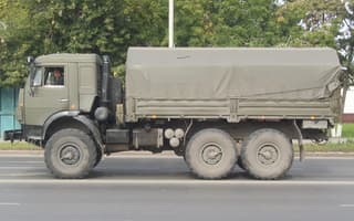 Безумному Степану все нипочём: везучий русский КамАЗ выдержал атаки FPV-дронов и «Бабы-Яги»