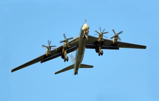 Стратегические ядерные бомбардировщики России Ту-95МС «Медведь» пролетели у берегов США