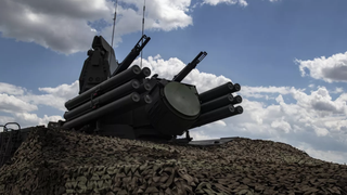 Прикрыть Крым от ракет AGM-154Е: ЗРПК «Панцирь-СМД» установили на фермовые вышки для отражения атак с воздуха