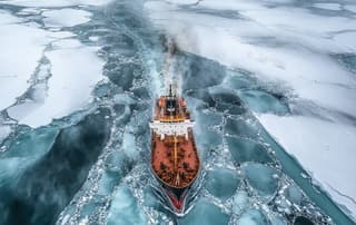 Российские ученые разработали ИИ-систему для оценки выбросов CO2 от судов Севморпути