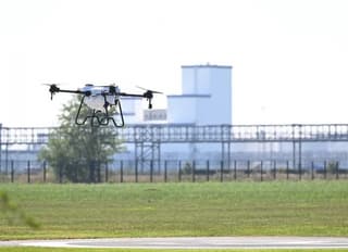Росавиация сертифицировала первый агротехнический дрон S-80