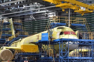 El jefe del Ministerio de Industria y Comercio, Alijánov, subió a bordo de un Tu-214 en la planta de aviación de Kazán