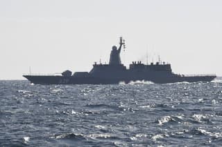 Corbeta de la Flota del Pacífico recibe a bordo un helicóptero Ka-27 en ejercicios en el golfo de Pedro el Grande
