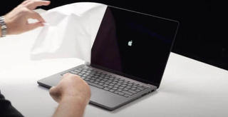 Российский блогер озадачил мировое техносообщество, первым в мире показав MacBook Pro M4