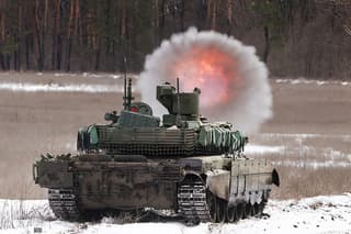 Los misiles antitanque "Stugna-P" y "Korsar" permanecerán ciegos: impactantes imágenes del combate del tanque T-90M "Proryv" con protección de humo