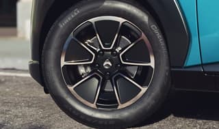 El coche eléctrico ruso "Atom" recibirá neumáticos Pirelli con tecnología Elect