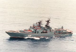 Buques de guerra rusos zarparon del puerto chino de Qingdao tras patrullar en la región Asia-Pacífico