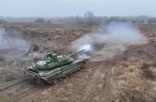 Riesgo de ser alcanzado por un ATGM "Stugna-P" o TOW-2A: Explicación del peligro de operar un tanque T-90M desde una posición de tiro abierta
