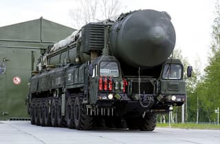 Misil nuclear ruso de disuasión: lanzadores del complejo "Yars" desplegados en posiciones de campo