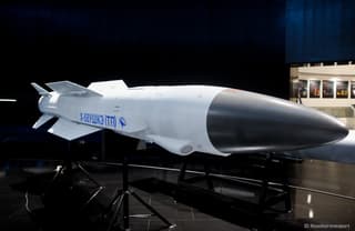 Un experto explicó el poder de combate del misil aerobalístico X-58UShKE con alas plegables para los cazas Su-57 y Su-57