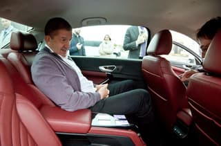 Cuero rojo y sensores en el reposabrazos: AvtoVAZ muestra por primera vez en vivo el interior del Lada e-Aura