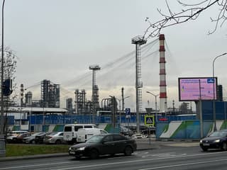 Una gran refinería de petróleo en Moscú protegida con redes contra ataques de drones