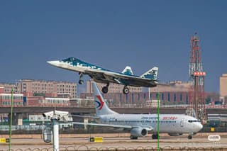 Передовой истребитель Су-57 впервые в истории прибыл в Китай: уникальные кадры