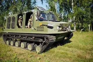 Там где пехота не пройдет, и бронепоезд не промчится: новейший военный гусеничный вездеход «Пластун-2»