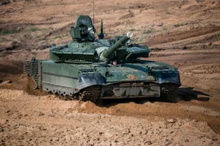 «Летающие» танки Т-80БВМ усилили защиту от дронов до 70%: тюнинг не забавы ради