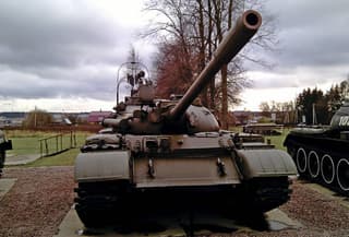Смахнули пыль времён: танки Т-55 на фронте начали выполнять роль самоходок с дальностью огня 15 км