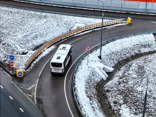 Barriles amarillos de espuma de poliuretano: una innovadora barrera aparece en la autopista M-1 "Belarús"
