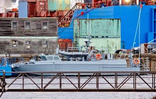 Первое фото нового десантного катера БК-16 проекта 02510 с бортовой моторной лодкой и ракетным вооружением