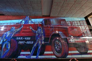 En la nueva estación del metro de Moscú "ZIL" instalaron un panel de 45 metros sobre la historia de la fábrica "ZIL"