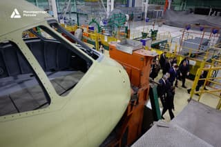 Alikhanov visitó la planta de aviación de Novosibirsk Chkalov, donde se ensamblan cazabombarderos Su-34