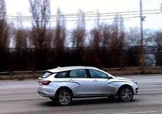 Avistado en carretera el crossover de prueba LADA Vesta: el vehículo se prepara para su estreno en el SPIEF-2025