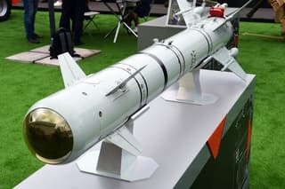El novísimo cohete "Izdelie-305" para el Ka-52M y el Mi-28NM resultó ser invulnerable a la guerra electrónica: hasta ahora no ha habido casos de supresión