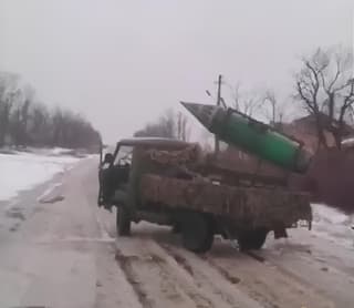 УАЗ «Головастик» вооружили авиационными ракетами С-8 от штурмовиков Су-25 и истребителей МиГ-29: эпичные кадры диковинной установки