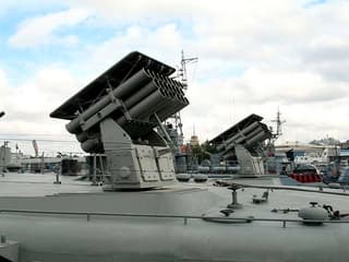 Перешел с моря на сушу: корабельный РСЗО А-22 «Огонь» совместили с «Мотолыгой» на передовой