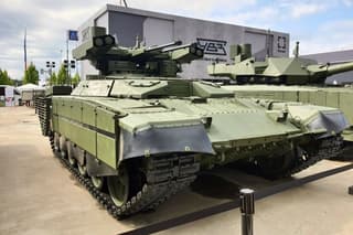Экипаж БМПТ «Терминатор» работает прямой наводкой по позициям противника трассерами: «скосил» весь лес