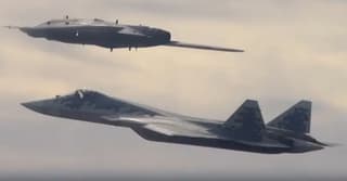 Nuestros Bonnie y Clyde: Occidente admira el tándem del caza Su-57 y el dron S-70 "Okhotnik"