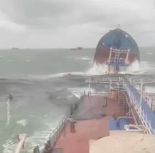 El petrolero "Volgoneft 212" sufre un accidente en el estrecho de Kerch, un helicóptero Mi-8 vuela al rescate