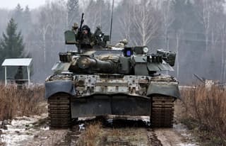 "Furia" y "Leleka-100" no lo detectarán: ejemplo de camuflaje ideal del tanque T-80U en posición de combate