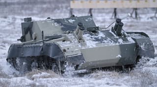 En Rusia han desarrollado el nuevo robot de combate "Karakal" con una capacidad de carga de 500 kg