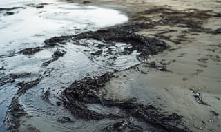 Derrame de fuel oil en las aguas del Mar Negro tras el naufragio de petroleros: la fiscalía controla la situación