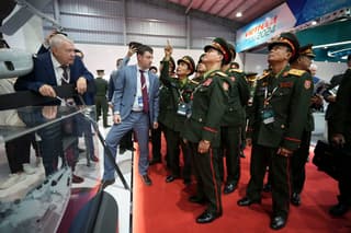 «КУБ-Э» и СКАТ 350М заинтересовали премьера Вьетнама на выставке Vietnam Defence Expo 2024