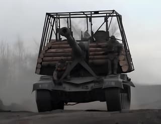 Российские умельцы хитро укрыли самоходку «Мста-С» бревнами: новаторский подход к защите от дронов