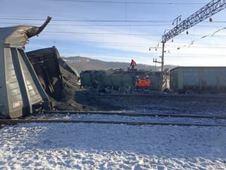 La colisión de dos trenes de carga en Zabaikalie provocó el descarrilamiento de 24 vagones, la causa fue la fractura de un par de ruedas