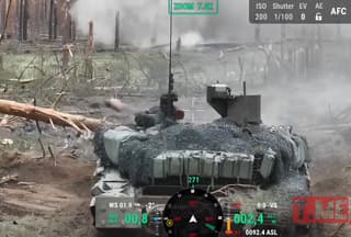 Épicas imágenes del tanque T-90M "Proryv" saliendo a la posición de disparo y disparando con fuego directo con una cortina de humo